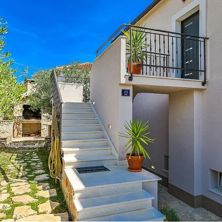 Luxury - By The Sea, Summer Kitchen, Hot Tub, Sup, Boat, 5 Rooms, Wifi, Parking - Trogir Okrug Gornji