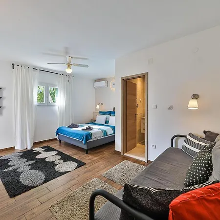Luxury - By The Sea, Summer Kitchen, Hot Tub, Sup, Boat, 5 Rooms, Wifi, Parking - Trogir Villa *