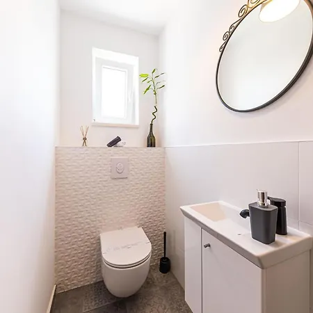 Luxury - By The Sea, Summer Kitchen, Hot Tub, Sup, Boat, 5 Rooms, Wifi, Parking - Trogir Okrug Gornji