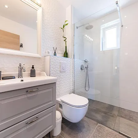 Villa Luxury - By The Sea, Summer Kitchen, Hot Tub, Sup, Boat, 5 Rooms, Wifi, Parking - Trogir